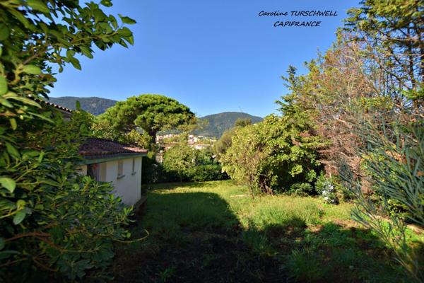 CAVALAIRE SUR MER (83) - EXCELLENT EMPLACEMENT - MAISON PRINCIPALE AVEC DEPENDANCE 128 M² SUR 1230 M² DE JARDIN PAYSAGE