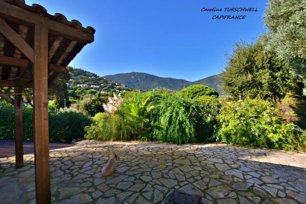 CAVALAIRE SUR MER (83) - EXCELLENT EMPLACEMENT - MAISON PRINCIPALE AVEC DEPENDANCE 128 M² SUR 1230 M² DE JARDIN PAYSAGE