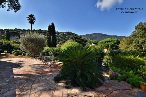 CAVALAIRE SUR MER (83) - EXCELLENT EMPLACEMENT - MAISON PRINCIPALE AVEC DEPENDANCE 128 M² SUR 1230 M² DE JARDIN PAYSAGE