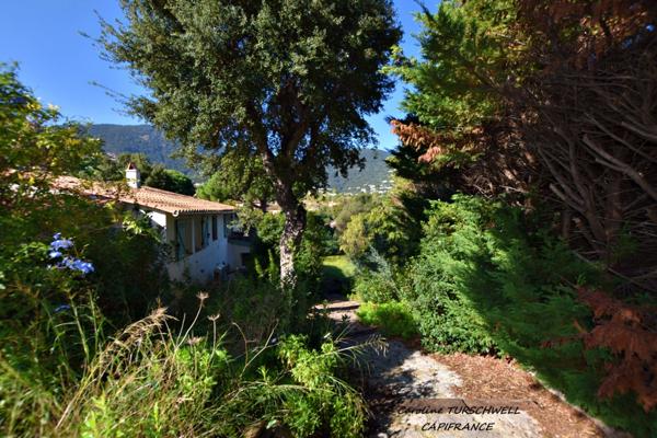CAVALAIRE SUR MER (83) - EXCELLENT EMPLACEMENT - MAISON PRINCIPALE AVEC DEPENDANCE 128 M² SUR 1230 M² DE JARDIN PAYSAGE