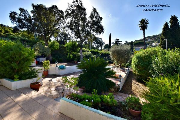 CAVALAIRE SUR MER (83) - EXCELLENT EMPLACEMENT - MAISON PRINCIPALE AVEC DEPENDANCE 128 M² SUR 1230 M² DE JARDIN PAYSAGE