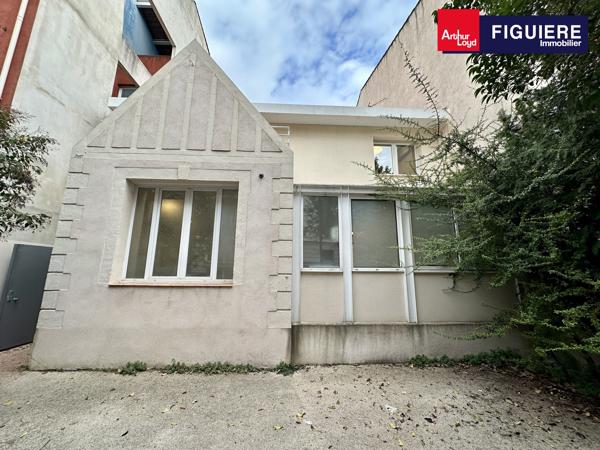 MAISON INDÉPENDANTE AVEC PARKING À LOUER EN CV