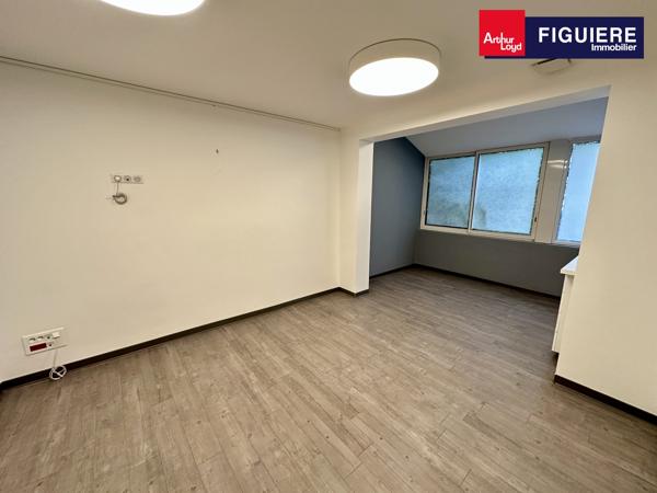 MAISON INDÉPENDANTE AVEC PARKING À LOUER EN CV