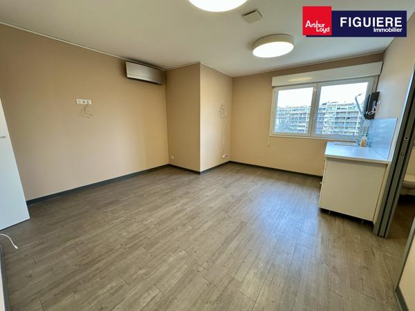 MAISON INDÉPENDANTE AVEC PARKING À LOUER EN CV