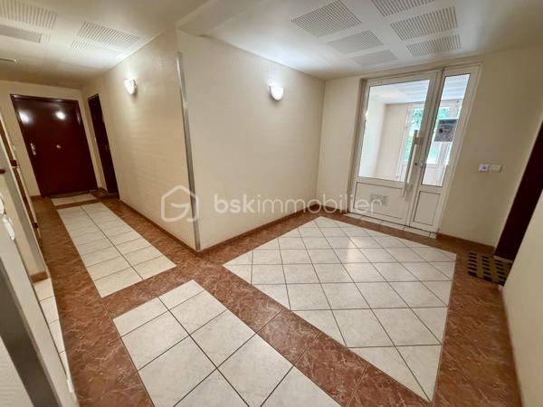 Situé en résidence fermée, sécurisée, entre le Collège Camille Claudel, et le Parc François Mitterand, avenue des Jasmins, venez découvrir cet appartement dans un immeuble récent de 2000. 
Au 2ème et dernier étage, vous profiterez 
- d'un appartement calme, lumineux, 
- de sa cave située sur le même palier, 
- son box fermé de plus de 13m2, 
- et sa place de parking en extérieur. 

L'entrée, avec ses placards spacieux sur mesure, dessert une pièce de vie de 30 m2, baignée de lumière, comprenant le salon séjour (20m2) et sa cuisine équipée (10m2), avec électroménager, nombreux placards de rangement, et cellier. L'espace nuit se compose de 2 chambres de 12m2 avec dressing intégré, une salle d'eau refaite avec de très beaux matériaux. Fenêtres double vitrage, PVC, Volets roulants. 
Petit balcon exposé plein sud. 

* Chauffage individuel électrique. 
* Galerie commerçante à 2 minutes à pied. 
* Arrêts du TZEN à 5 minutes à pied. 
* Francilienne accessible en moins de 5 minutes en voiture. 
* Centre commercial régional Westfield Carré-Sénart en 5 mn (Restaurants, cinémas, magasins, Spa). 
* Idéalement situé, récent, et refait à neuf, l'appartement n'attend plus que vous. 
* Aucun travaux à prévoir. 
* Taxe foncière de 1 712€ à l'année. 
* Charges de copropriété de 180€/mois. 
Pour une visite ou des informations complémentaires, contactez-moi.