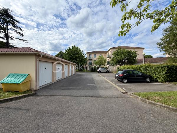 Situé en résidence fermée, sécurisée, entre le Collège Camille Claudel, et le Parc François Mitterand, avenue des Jasmins, venez découvrir cet appartement dans un immeuble récent de 2000. 
Au 2ème et dernier étage, vous profiterez 
- d'un appartement calme, lumineux, 
- de sa cave située sur le même palier, 
- son box fermé de plus de 13m2, 
- et sa place de parking en extérieur. 

L'entrée, avec ses placards spacieux sur mesure, dessert une pièce de vie de 30 m2, baignée de lumière, comprenant le salon séjour (20m2) et sa cuisine équipée (10m2), avec électroménager, nombreux placards de rangement, et cellier. L'espace nuit se compose de 2 chambres de 12m2 avec dressing intégré, une salle d'eau refaite avec de très beaux matériaux. Fenêtres double vitrage, PVC, Volets roulants. 
Petit balcon exposé plein sud. 

* Chauffage individuel électrique. 
* Galerie commerçante à 2 minutes à pied. 
* Arrêts du TZEN à 5 minutes à pied. 
* Francilienne accessible en moins de 5 minutes en voiture. 
* Centre commercial régional Westfield Carré-Sénart en 5 mn (Restaurants, cinémas, magasins, Spa). 
* Idéalement situé, récent, et refait à neuf, l'appartement n'attend plus que vous. 
* Aucun travaux à prévoir. 
* Taxe foncière de 1 712€ à l'année. 
* Charges de copropriété de 180€/mois. 
Pour une visite ou des informations complémentaires, contactez-moi.