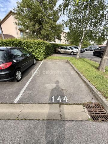 Situé en résidence fermée, sécurisée, entre le Collège Camille Claudel, et le Parc François Mitterand, avenue des Jasmins, venez découvrir cet appartement dans un immeuble récent de 2000. 
Au 2ème et dernier étage, vous profiterez 
- d'un appartement calme, lumineux, 
- de sa cave située sur le même palier, 
- son box fermé de plus de 13m2, 
- et sa place de parking en extérieur. 

L'entrée, avec ses placards spacieux sur mesure, dessert une pièce de vie de 30 m2, baignée de lumière, comprenant le salon séjour (20m2) et sa cuisine équipée (10m2), avec électroménager, nombreux placards de rangement, et cellier. L'espace nuit se compose de 2 chambres de 12m2 avec dressing intégré, une salle d'eau refaite avec de très beaux matériaux. Fenêtres double vitrage, PVC, Volets roulants. 
Petit balcon exposé plein sud. 

* Chauffage individuel électrique. 
* Galerie commerçante à 2 minutes à pied. 
* Arrêts du TZEN à 5 minutes à pied. 
* Francilienne accessible en moins de 5 minutes en voiture. 
* Centre commercial régional Westfield Carré-Sénart en 5 mn (Restaurants, cinémas, magasins, Spa). 
* Idéalement situé, récent, et refait à neuf, l'appartement n'attend plus que vous. 
* Aucun travaux à prévoir. 
* Taxe foncière de 1 712€ à l'année. 
* Charges de copropriété de 180€/mois. 
Pour une visite ou des informations complémentaires, contactez-moi.