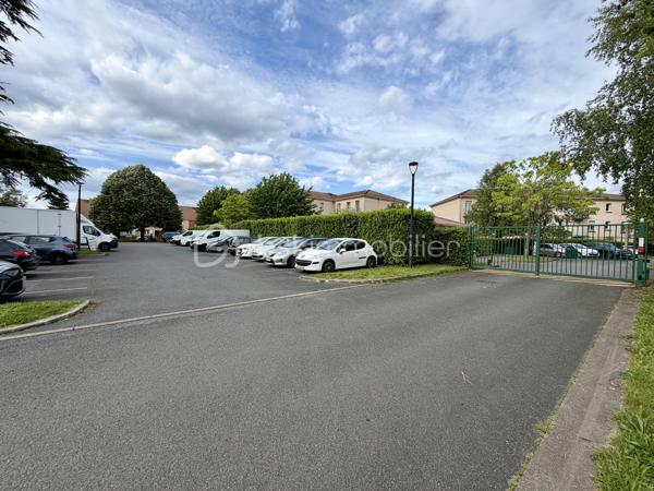 Situé en résidence fermée, sécurisée, entre le Collège Camille Claudel, et le Parc François Mitterand, avenue des Jasmins, venez découvrir cet appartement dans un immeuble récent de 2000. 
Au 2ème et dernier étage, vous profiterez 
- d'un appartement calme, lumineux, 
- de sa cave située sur le même palier, 
- son box fermé de plus de 13m2, 
- et sa place de parking en extérieur. 

L'entrée, avec ses placards spacieux sur mesure, dessert une pièce de vie de 30 m2, baignée de lumière, comprenant le salon séjour (20m2) et sa cuisine équipée (10m2), avec électroménager, nombreux placards de rangement, et cellier. L'espace nuit se compose de 2 chambres de 12m2 avec dressing intégré, une salle d'eau refaite avec de très beaux matériaux. Fenêtres double vitrage, PVC, Volets roulants. 
Petit balcon exposé plein sud. 

* Chauffage individuel électrique. 
* Galerie commerçante à 2 minutes à pied. 
* Arrêts du TZEN à 5 minutes à pied. 
* Francilienne accessible en moins de 5 minutes en voiture. 
* Centre commercial régional Westfield Carré-Sénart en 5 mn (Restaurants, cinémas, magasins, Spa). 
* Idéalement situé, récent, et refait à neuf, l'appartement n'attend plus que vous. 
* Aucun travaux à prévoir. 
* Taxe foncière de 1 712€ à l'année. 
* Charges de copropriété de 180€/mois. 
Pour une visite ou des informations complémentaires, contactez-moi.