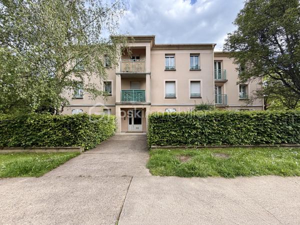 Situé en résidence fermée, sécurisée, entre le Collège Camille Claudel, et le Parc François Mitterand, avenue des Jasmins, venez découvrir cet appartement dans un immeuble récent de 2000. 
Au 2ème et dernier étage, vous profiterez 
- d'un appartement calme, lumineux, 
- de sa cave située sur le même palier, 
- son box fermé de plus de 13m2, 
- et sa place de parking en extérieur. 

L'entrée, avec ses placards spacieux sur mesure, dessert une pièce de vie de 30 m2, baignée de lumière, comprenant le salon séjour (20m2) et sa cuisine équipée (10m2), avec électroménager, nombreux placards de rangement, et cellier. L'espace nuit se compose de 2 chambres de 12m2 avec dressing intégré, une salle d'eau refaite avec de très beaux matériaux. Fenêtres double vitrage, PVC, Volets roulants. 
Petit balcon exposé plein sud. 

* Chauffage individuel électrique. 
* Galerie commerçante à 2 minutes à pied. 
* Arrêts du TZEN à 5 minutes à pied. 
* Francilienne accessible en moins de 5 minutes en voiture. 
* Centre commercial régional Westfield Carré-Sénart en 5 mn (Restaurants, cinémas, magasins, Spa). 
* Idéalement situé, récent, et refait à neuf, l'appartement n'attend plus que vous. 
* Aucun travaux à prévoir. 
* Taxe foncière de 1 712€ à l'année. 
* Charges de copropriété de 180€/mois. 
Pour une visite ou des informations complémentaires, contactez-moi.