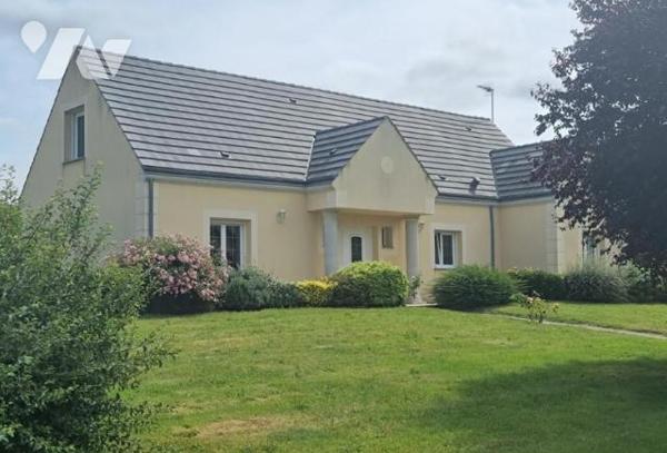 au rdc : entrée, séjour avec cuisine ouvert, 1 chambre, 1 sdb, wc. A l'étage : deux chambres sde