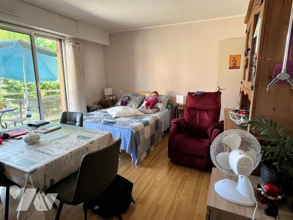 A VENDRE à AVALLON (89200), à proximité de tous commerces, et proche du centre ville.
UN BIEN ...