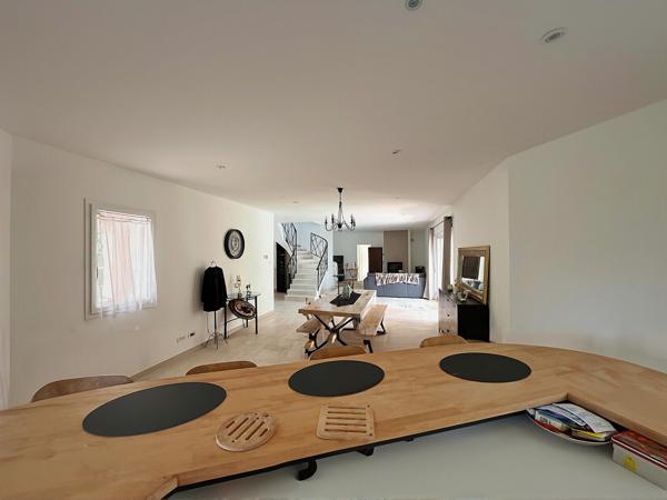 Maison familiale 180 m2 avec studio indépendant piscine, 4000 m2