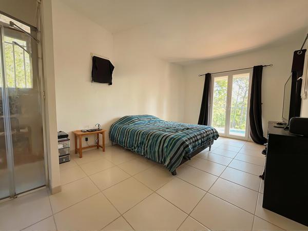 Maison familiale 180 m2 avec studio indépendant piscine, 4000 m2