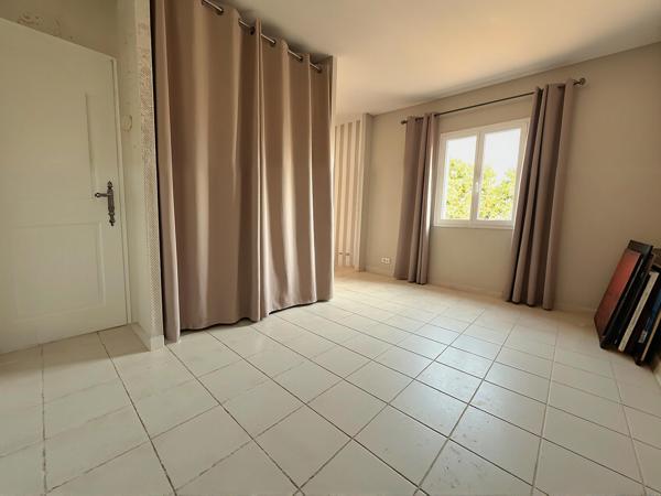 Maison familiale 180 m2 avec studio indépendant piscine, 4000 m2