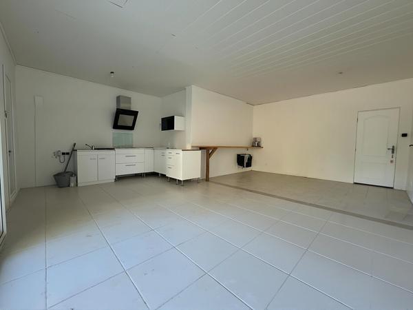 Maison familiale 180 m2 avec studio indépendant piscine, 4000 m2