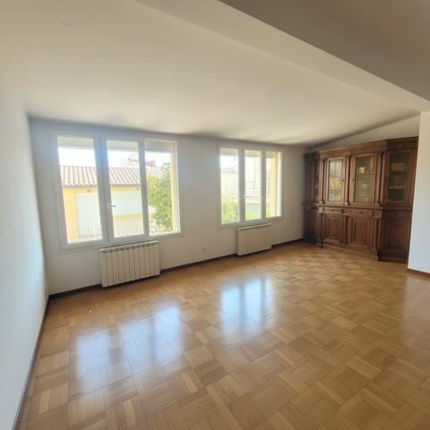 Marseille (13007) SECTEUR PRIVILEGIE 7ème BELLE MAISON DE MAITRE T4/5 + Grand T2 indépendant