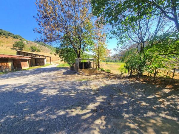 Maison individuelle de 150 m² avec dépendances sur 2,9 ha de terrain