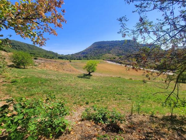 Maison individuelle de 150 m² avec dépendances sur 2,9 ha de terrain