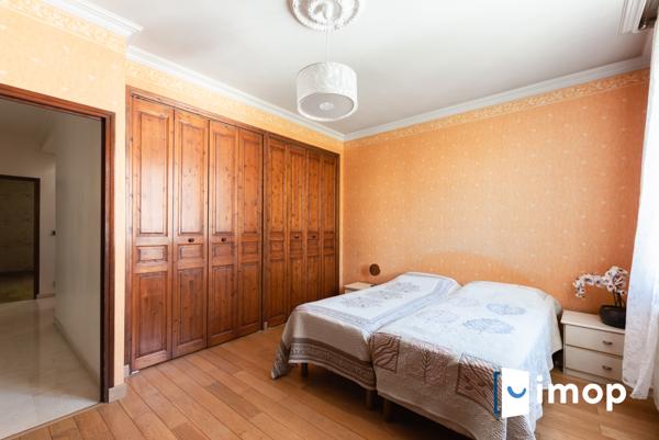 Quartier Mairie. 2mn RERA. Maison familiale 4/5ch. Jardin