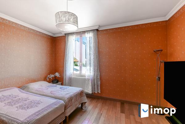 Quartier Mairie. 2mn RERA. Maison familiale 4/5ch. Jardin