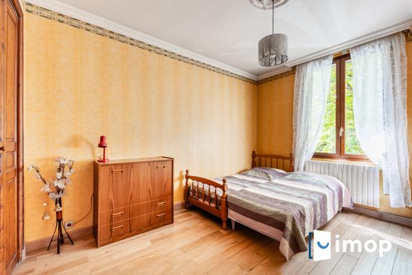 Quartier Mairie. 2mn RERA. Maison familiale 4/5ch. Jardin