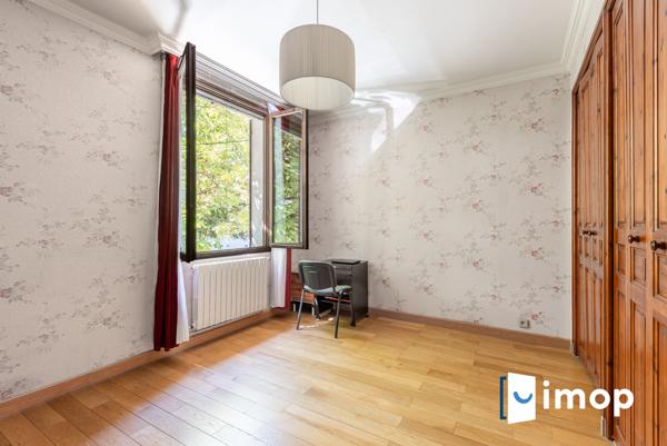 Quartier Mairie. 2mn RERA. Maison familiale 4/5ch. Jardin