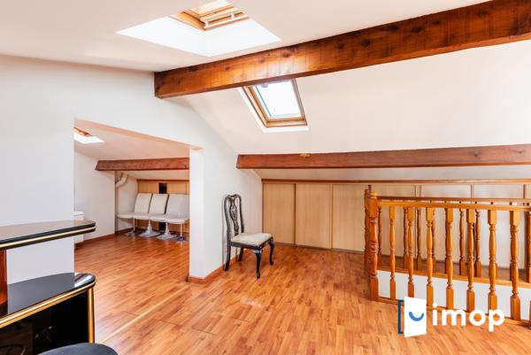 Quartier Mairie. 2mn RERA. Maison familiale 4/5ch. Jardin