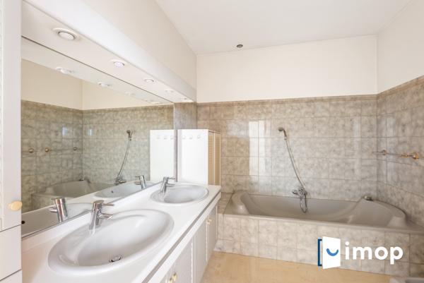 Quartier Mairie. 2mn RERA. Maison familiale 4/5ch. Jardin