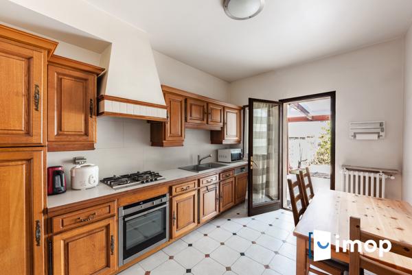 Quartier Mairie. 2mn RERA. Maison familiale 4/5ch. Jardin