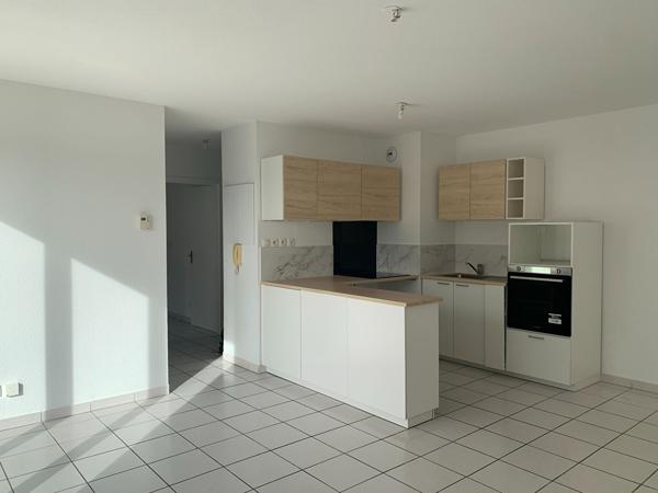 Beau T3  terrasse , parking, piscine  résidence Pombonne !