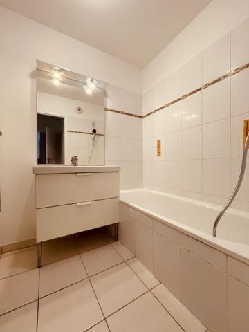 Beau T3  terrasse , parking, piscine  résidence Pombonne !