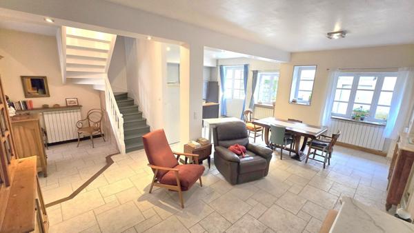 Maison de village avec jardin, atelier et place de parking privée proches toutes commodités