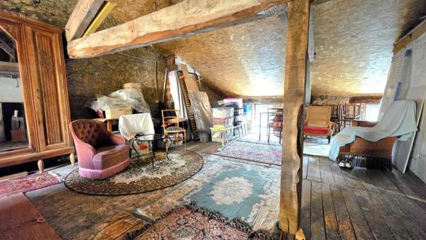 Maison de village avec jardin, atelier et place de parking privée proches toutes commodités