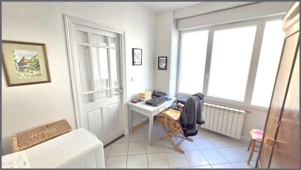 Maison de village avec jardin, atelier et place de parking privée proches toutes commodités