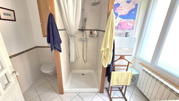 Maison de village avec jardin, atelier et place de parking privée proches toutes commodités