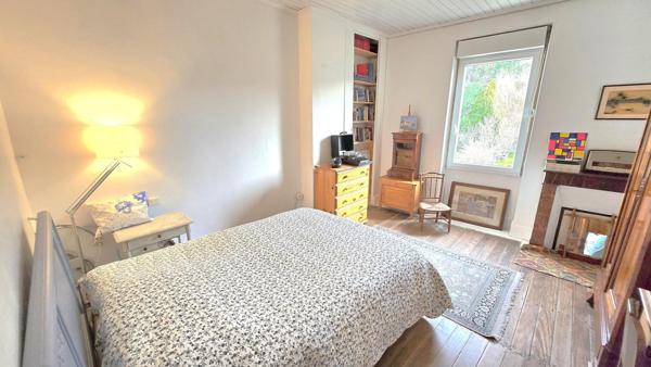 Maison de village avec jardin, atelier et place de parking privée proches toutes commodités