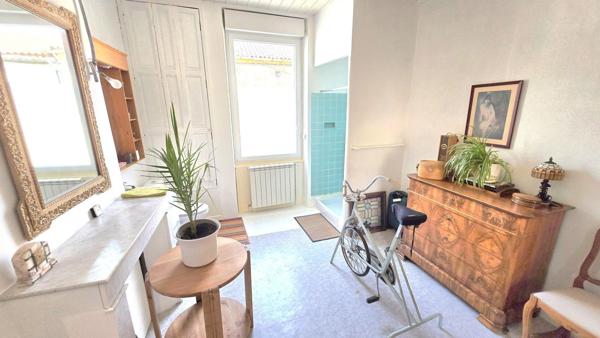 Maison de village avec jardin, atelier et place de parking privée proches toutes commodités