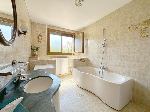 Chaville -Rive Droite- Maison familiale possibilité 6 chambres 930 000 € **  - Référence  724-C