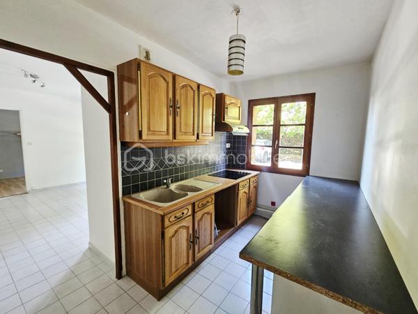 Beau T2 à 2pas de la future ligne de TRAM !
Appartement au RDC dans petite copropriété de 11 logements, au calme et proche tout accès.
Il se compose d'une entrée avec placard, une pièce de vie, cuisine aménagée et équipée ( plaques, hotte), une chambre avec placard, 1 WC, une salle d'eau.
Ce bien comprend également une cave et une place de parking.
Libre de suite, à découvrir rapidement.