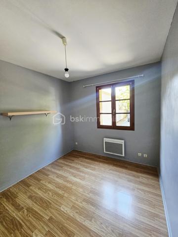 Beau T2 à 2pas de la future ligne de TRAM !
Appartement au RDC dans petite copropriété de 11 logements, au calme et proche tout accès.
Il se compose d'une entrée avec placard, une pièce de vie, cuisine aménagée et équipée ( plaques, hotte), une chambre avec placard, 1 WC, une salle d'eau.
Ce bien comprend également une cave et une place de parking.
Libre de suite, à découvrir rapidement.
