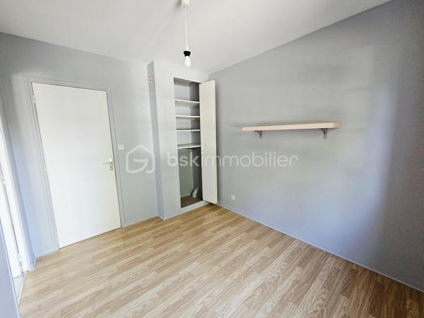 Beau T2 à 2pas de la future ligne de TRAM !
Appartement au RDC dans petite copropriété de 11 logements, au calme et proche tout accès.
Il se compose d'une entrée avec placard, une pièce de vie, cuisine aménagée et équipée ( plaques, hotte), une chambre avec placard, 1 WC, une salle d'eau.
Ce bien comprend également une cave et une place de parking.
Libre de suite, à découvrir rapidement.