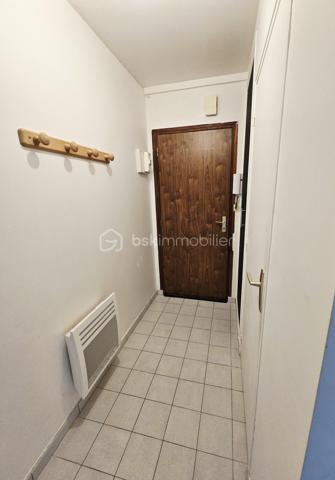 Beau T2 à 2pas de la future ligne de TRAM !
Appartement au RDC dans petite copropriété de 11 logements, au calme et proche tout accès.
Il se compose d'une entrée avec placard, une pièce de vie, cuisine aménagée et équipée ( plaques, hotte), une chambre avec placard, 1 WC, une salle d'eau.
Ce bien comprend également une cave et une place de parking.
Libre de suite, à découvrir rapidement.