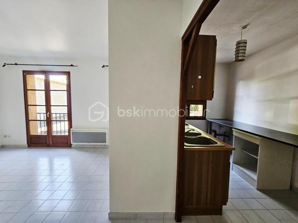 Beau T2 à 2pas de la future ligne de TRAM !
Appartement au RDC dans petite copropriété de 11 logements, au calme et proche tout accès.
Il se compose d'une entrée avec placard, une pièce de vie, cuisine aménagée et équipée ( plaques, hotte), une chambre avec placard, 1 WC, une salle d'eau.
Ce bien comprend également une cave et une place de parking.
Libre de suite, à découvrir rapidement.