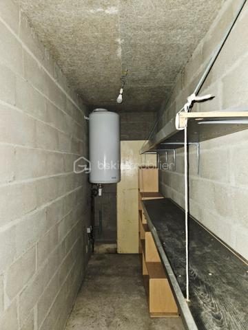 Beau T2 à 2pas de la future ligne de TRAM !
Appartement au RDC dans petite copropriété de 11 logements, au calme et proche tout accès.
Il se compose d'une entrée avec placard, une pièce de vie, cuisine aménagée et équipée ( plaques, hotte), une chambre avec placard, 1 WC, une salle d'eau.
Ce bien comprend également une cave et une place de parking.
Libre de suite, à découvrir rapidement.