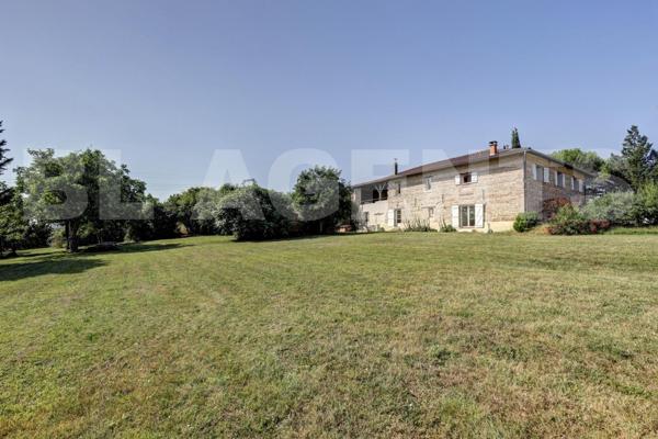 AUTHENTIQUE LONGERE AVEC PSICINE ET PARC PAYSAGER A ST AGNAN