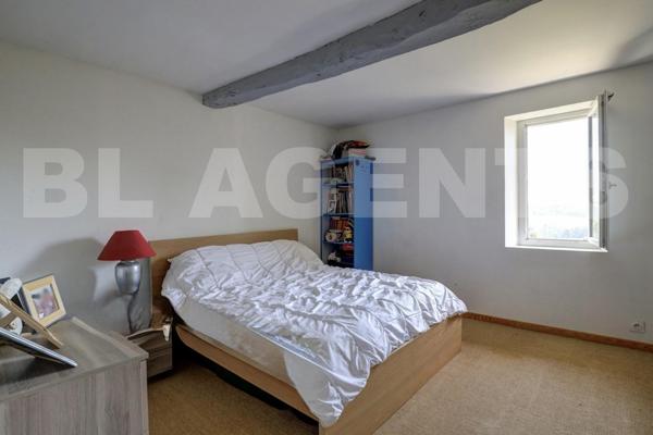 AUTHENTIQUE LONGERE AVEC PSICINE ET PARC PAYSAGER A ST AGNAN