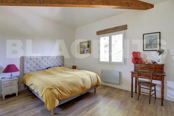 AUTHENTIQUE LONGERE AVEC PSICINE ET PARC PAYSAGER A ST AGNAN