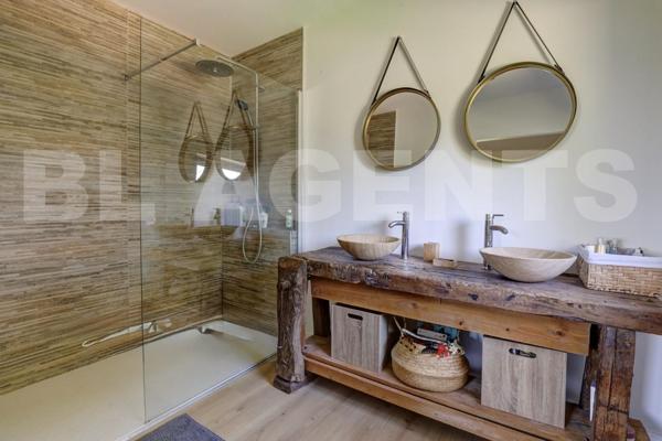 AUTHENTIQUE LONGERE AVEC PSICINE ET PARC PAYSAGER A ST AGNAN