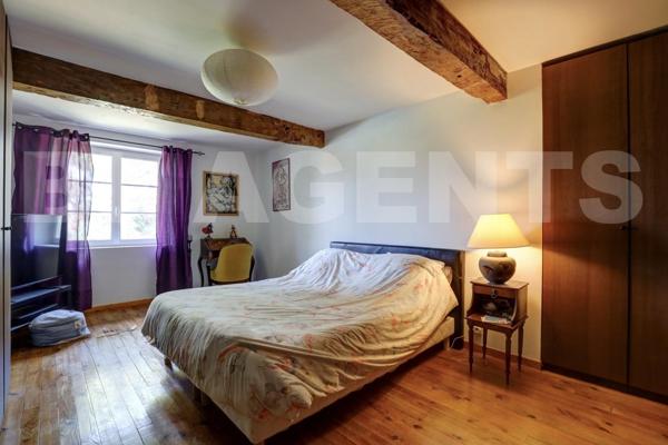 AUTHENTIQUE LONGERE AVEC PSICINE ET PARC PAYSAGER A ST AGNAN