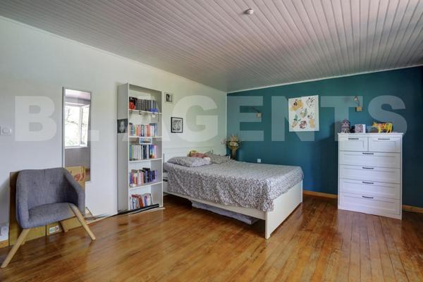 AUTHENTIQUE LONGERE AVEC PSICINE ET PARC PAYSAGER A ST AGNAN